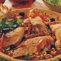 Обжаренная курица с салями и овощами